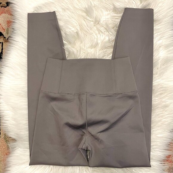 Vuori Evolve leggings in Smoke New! - Picture 4 of 11